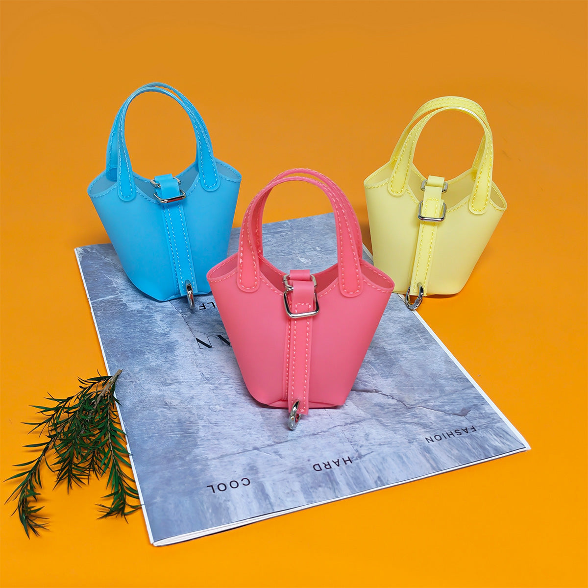 PVC Mini Bucket Bag – Jelly Coin Purse with Keychain Pendant, Cute Transparent Shoulder Bag for Small Essentials and Decorative Use