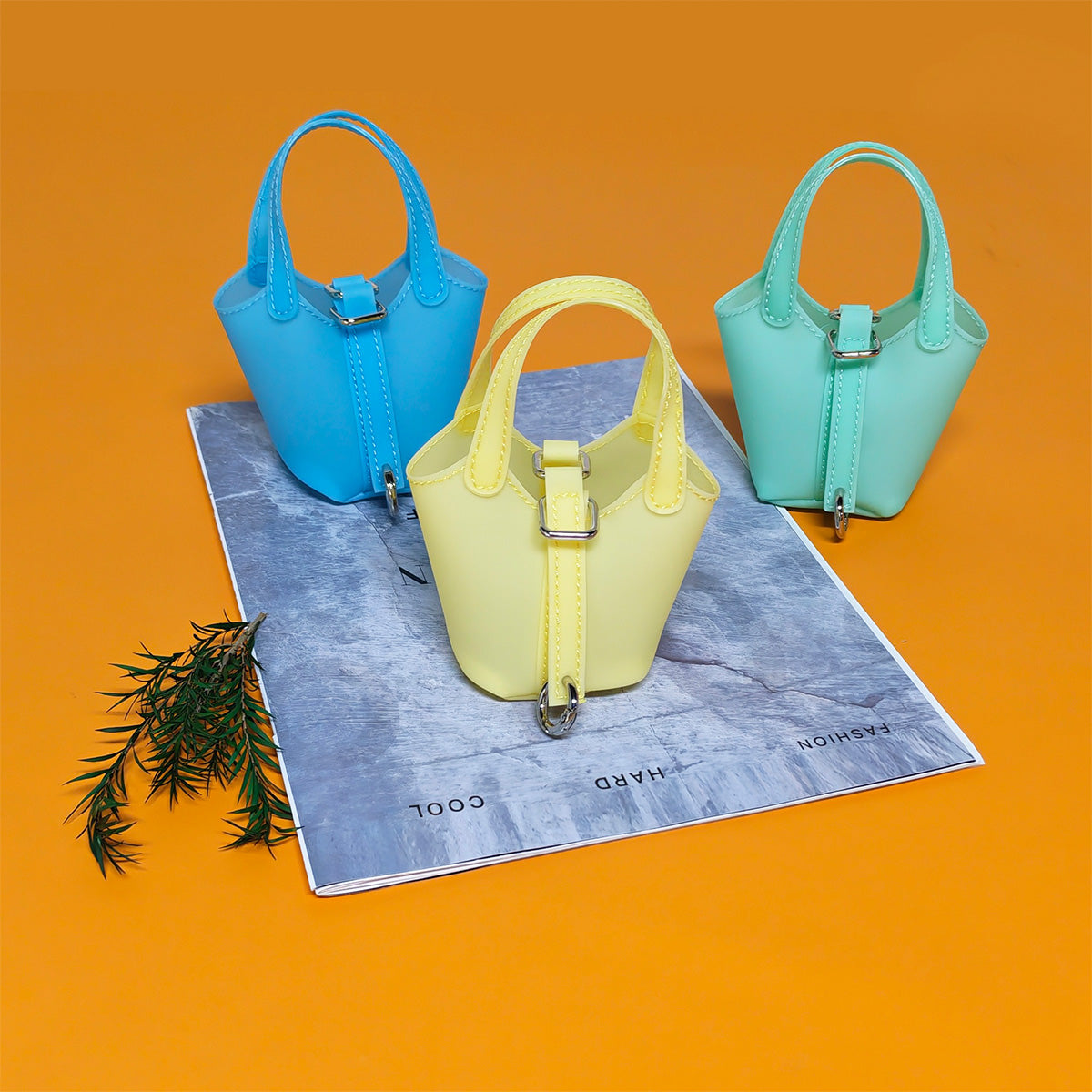 PVC Mini Bucket Bag – Jelly Coin Purse with Keychain Pendant, Cute Transparent Shoulder Bag for Small Essentials and Decorative Use