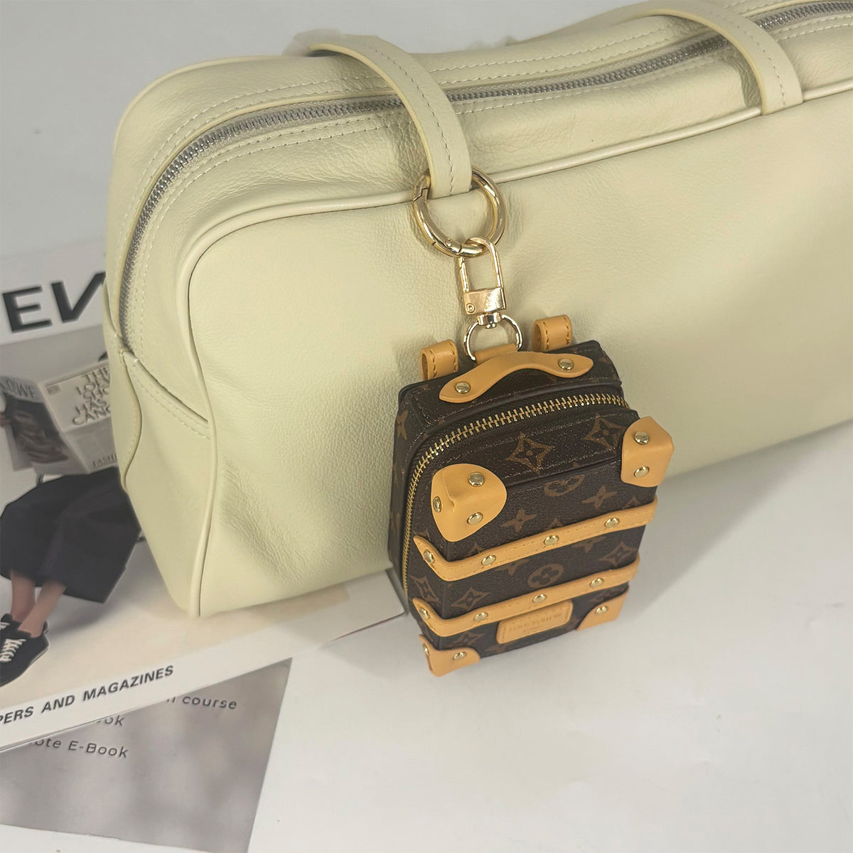 Chic Mini Suitcase Handbag – Retro Trunk-Style Crossbody Purse for Girls, Adorable Small Bag That Complements Any Outfit